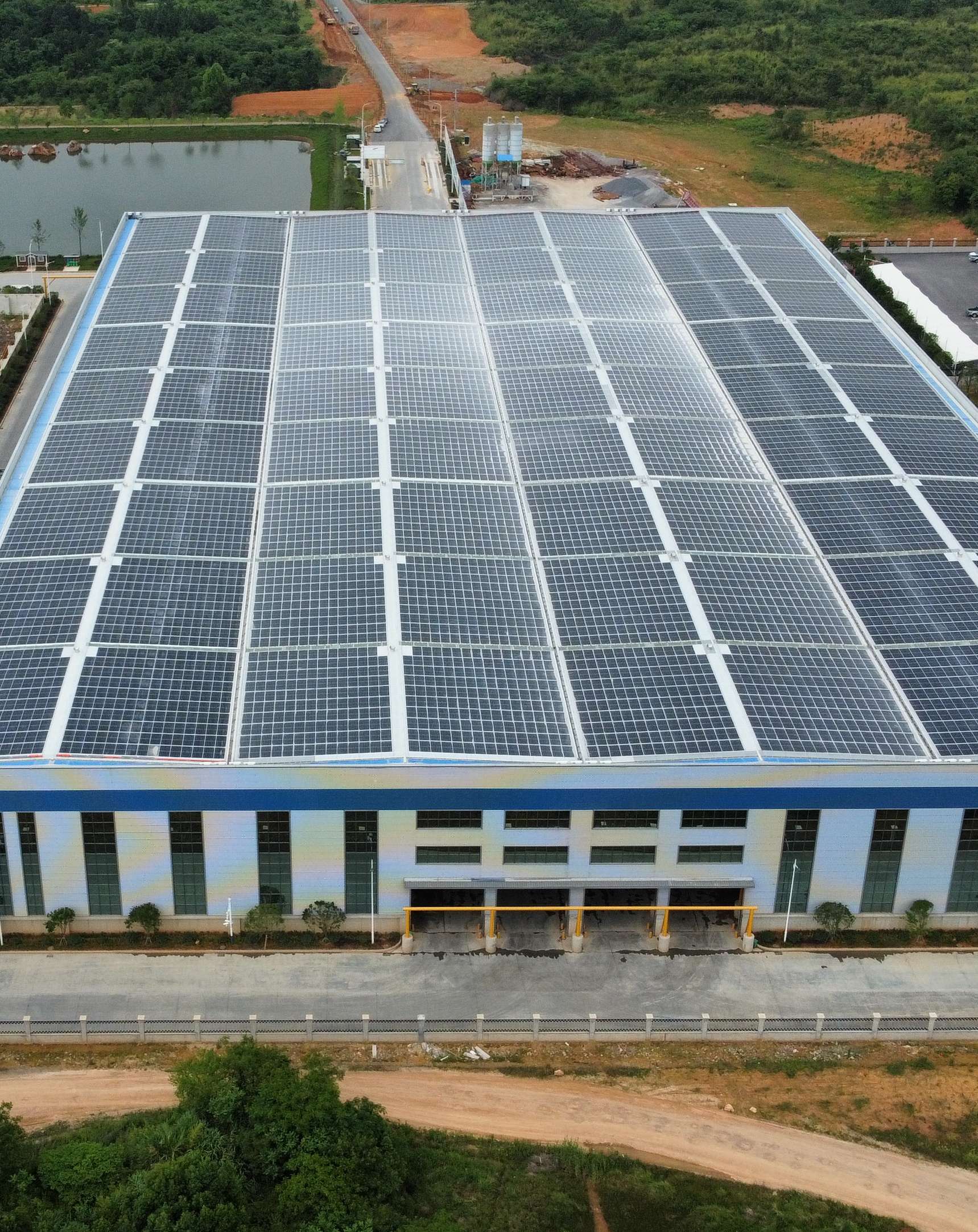 2022年4月，，，安徽池州汇成物资4MW光伏发电BIPV项目，，，年发电约400万度，，，知足约40%用电需求.jpg